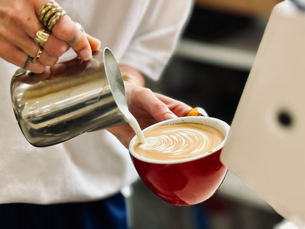 Risette: coffee shop marseillais située dans le quartier Opéra où gourmets et aficionados du café se retrouvent à toutes heures de la journée. (préparation)