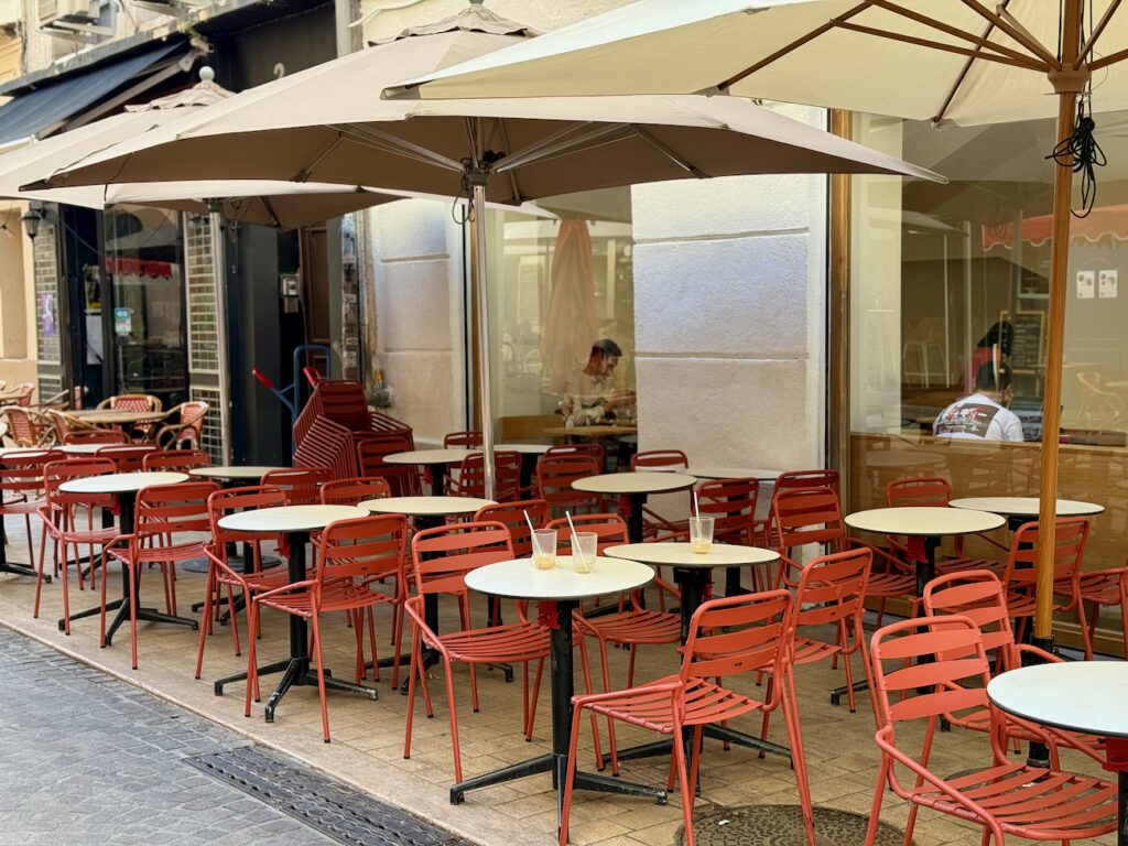Risette: coffee shop marseillais située dans le quartier Opéra où gourmets et aficionados du café se retrouvent à toutes heures de la journée. (terrasse)