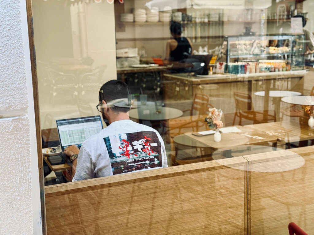 Risette: coffee shop marseillais située dans le quartier Opéra où gourmets et aficionados du café se retrouvent à toutes heures de la journée. (télétravail)
