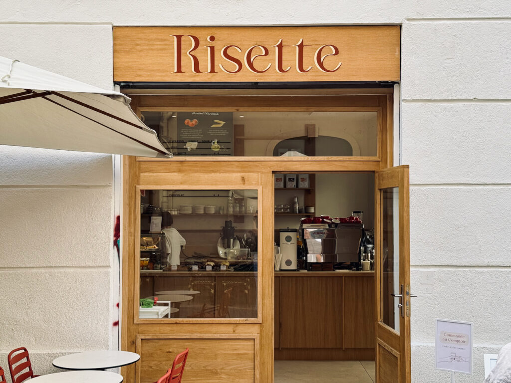 Risette: coffee shop marseillais située dans le quartier Opéra où gourmets et aficionados du café se retrouvent à toutes heures de la journée. (façade close up)