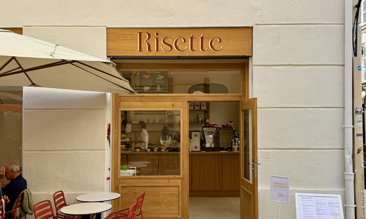 Risette: coffee shop marseillais située dans le quartier Opéra où gourmets et aficionados du café se retrouvent à toutes heures de la journée. (façade close up)