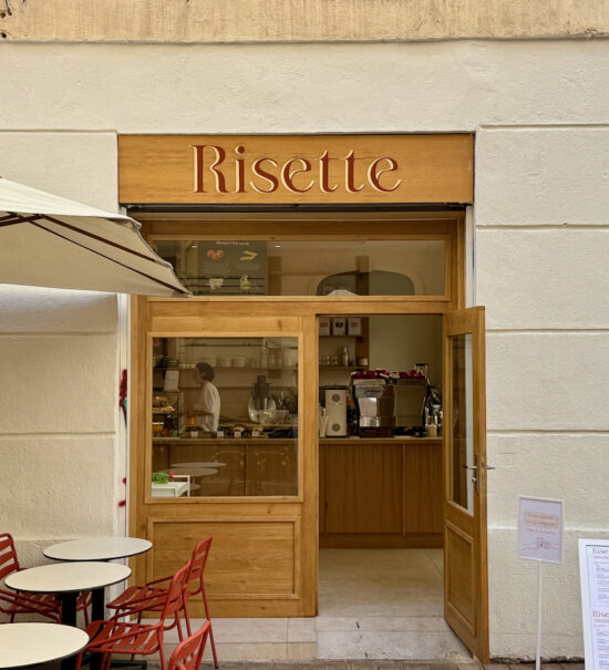 Risette: coffee shop marseillais située dans le quartier Opéra où gourmets et aficionados du café se retrouvent à toutes heures de la journée. (façade close up)