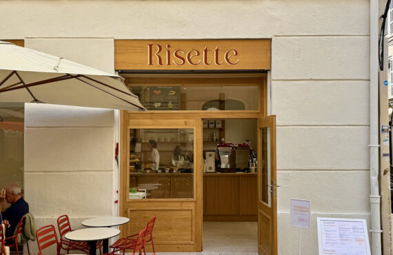 Risette: coffee shop marseillais située dans le quartier Opéra où gourmets et aficionados du café se retrouvent à toutes heures de la journée. (façade close up)