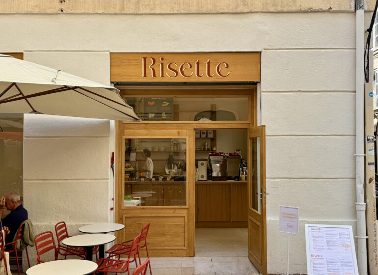 Risette: coffee shop marseillais située dans le quartier Opéra où gourmets et aficionados du café se retrouvent à toutes heures de la journée. (façade close up)