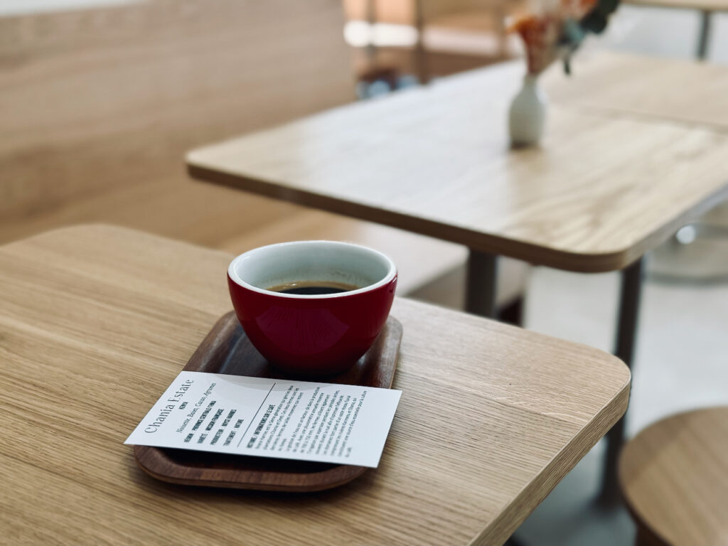 Risette: coffee shop marseillais située dans le quartier Opéra où gourmets et aficionados du café se retrouvent à toutes heures de la journée. (café et carte mémo)