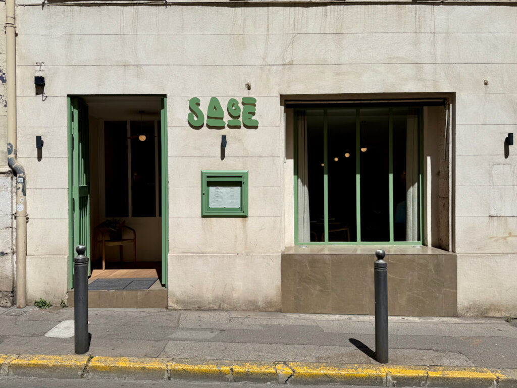 Sage est un restaurant située dans l'hyper centre de Marseille. En cuisine, Loris propose une cuisine engagée, majoritairement végétale, aux produits ultra-locaux, servie dans un cadre épuré. (façade)