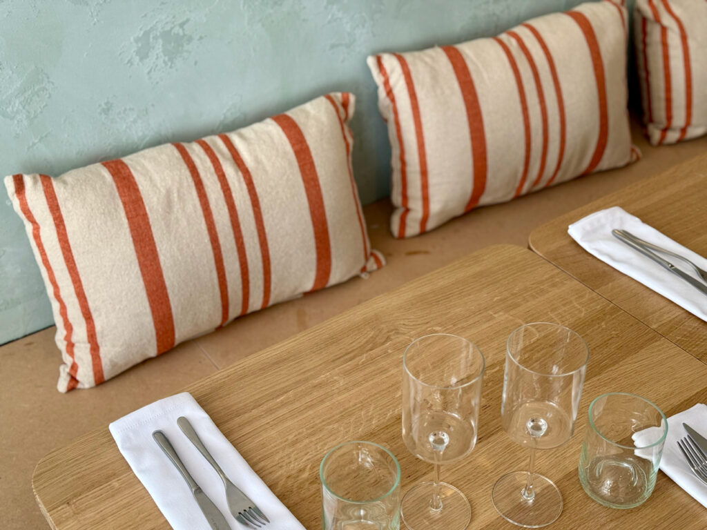 Sage est un restaurant située dans l'hyper centre de Marseille. En cuisine, Loris propose une cuisine engagée, majoritairement végétale, aux produits ultra-locaux, servie dans un cadre épuré. (détails)