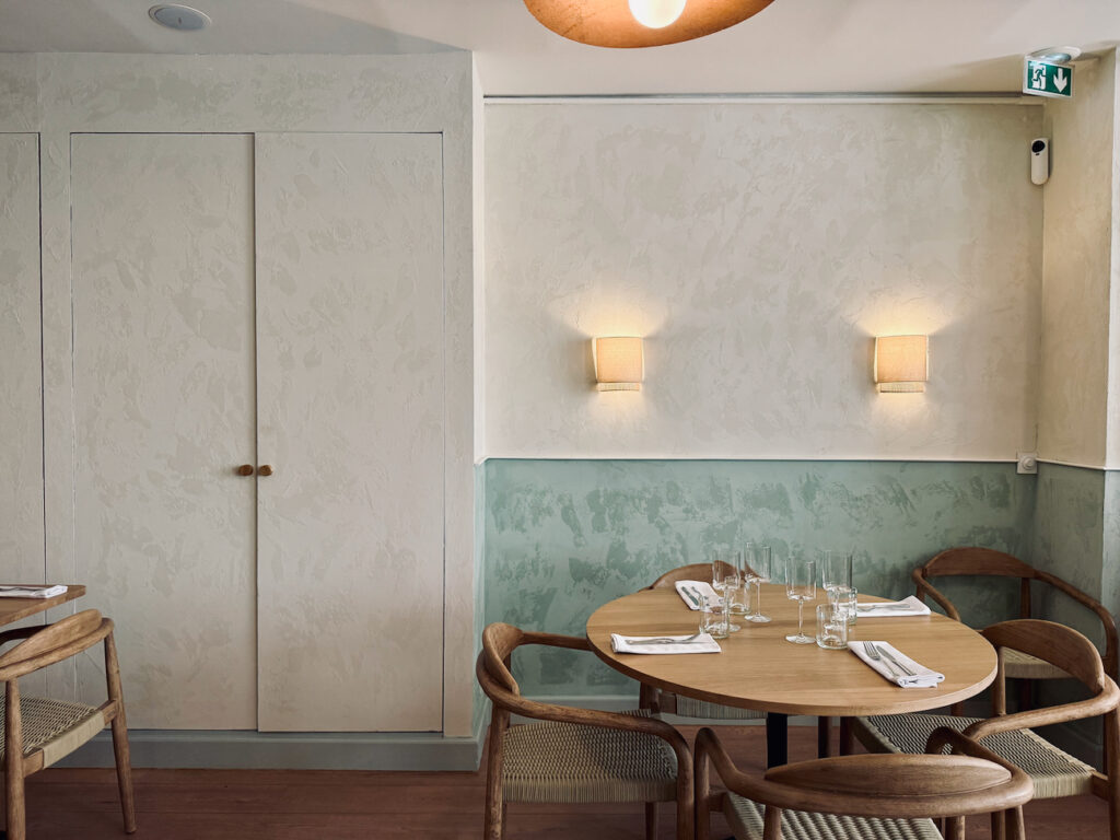 Sage est un restaurant située dans l'hyper centre de Marseille. En cuisine, Loris propose une cuisine engagée, majoritairement végétale, aux produits ultra-locaux, servie dans un cadre épuré.(décoration)