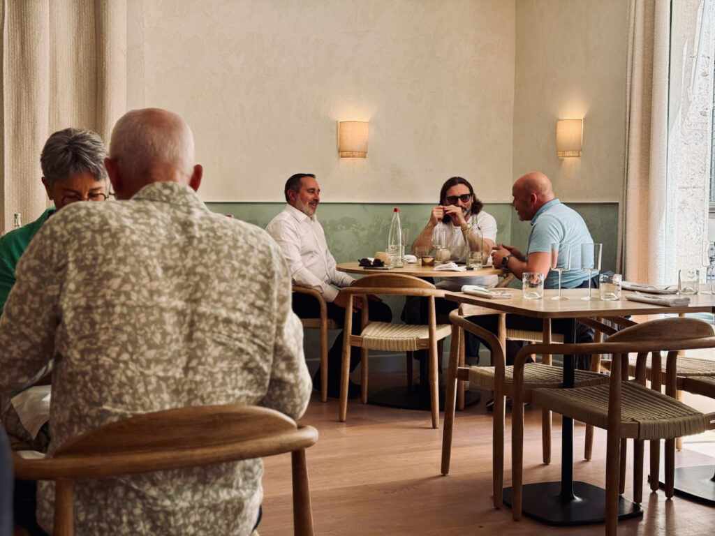 Sage est un restaurant située dans l'hyper centre de Marseille. En cuisine, Loris propose une cuisine engagée, majoritairement végétale, aux produits ultra-locaux, servie dans un cadre épuré. (tables)