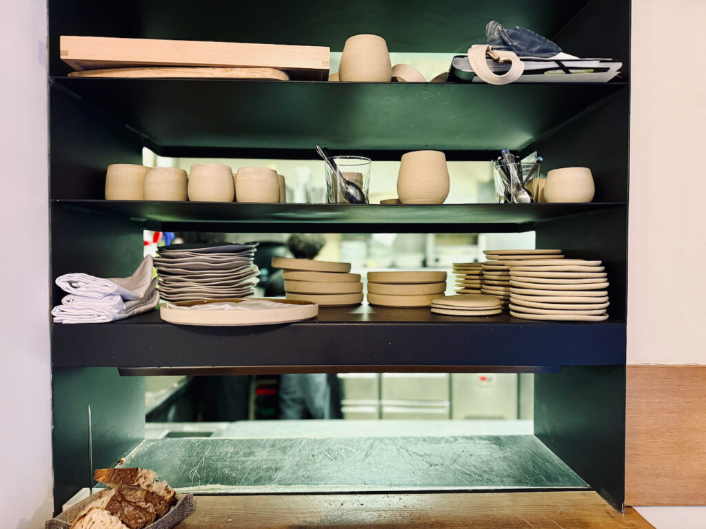 Sage est un restaurant située dans l'hyper centre de Marseille. En cuisine, Loris propose une cuisine engagée, majoritairement végétale, aux produits ultra-locaux, servie dans un cadre épuré. (vaisselle)