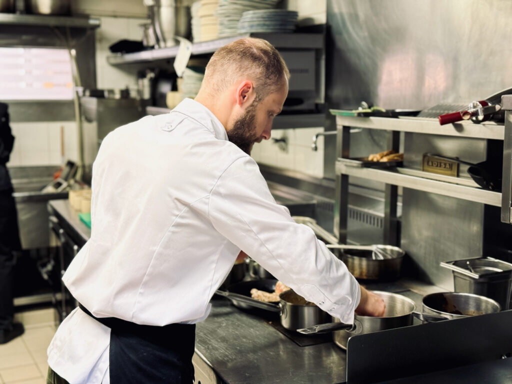 Sage est un restaurant située dans l'hyper centre de Marseille. En cuisine, Loris propose une cuisine engagée, majoritairement végétale, aux produits ultra-locaux, servie dans un cadre épuré. (chef)
