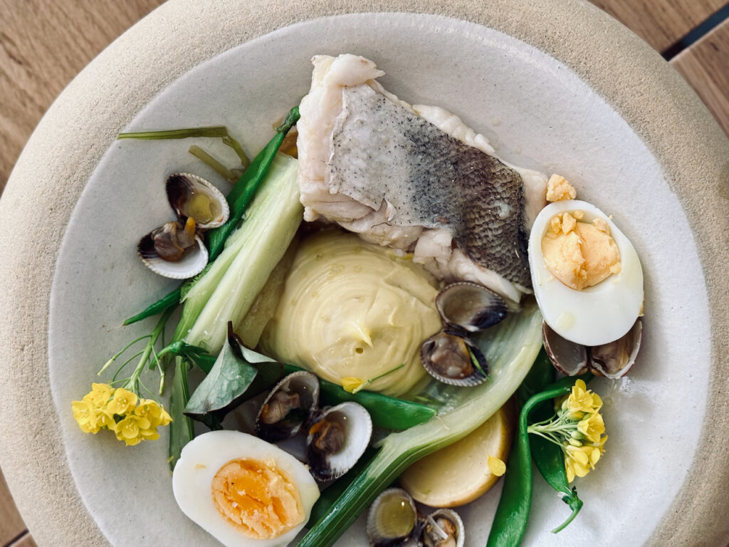 Sage est un restaurant située dans l'hyper centre de Marseille. En cuisine, Loris propose une cuisine engagée, majoritairement végétale, aux produits ultra-locaux, servie dans un cadre épuré. (Aïoli moderne)