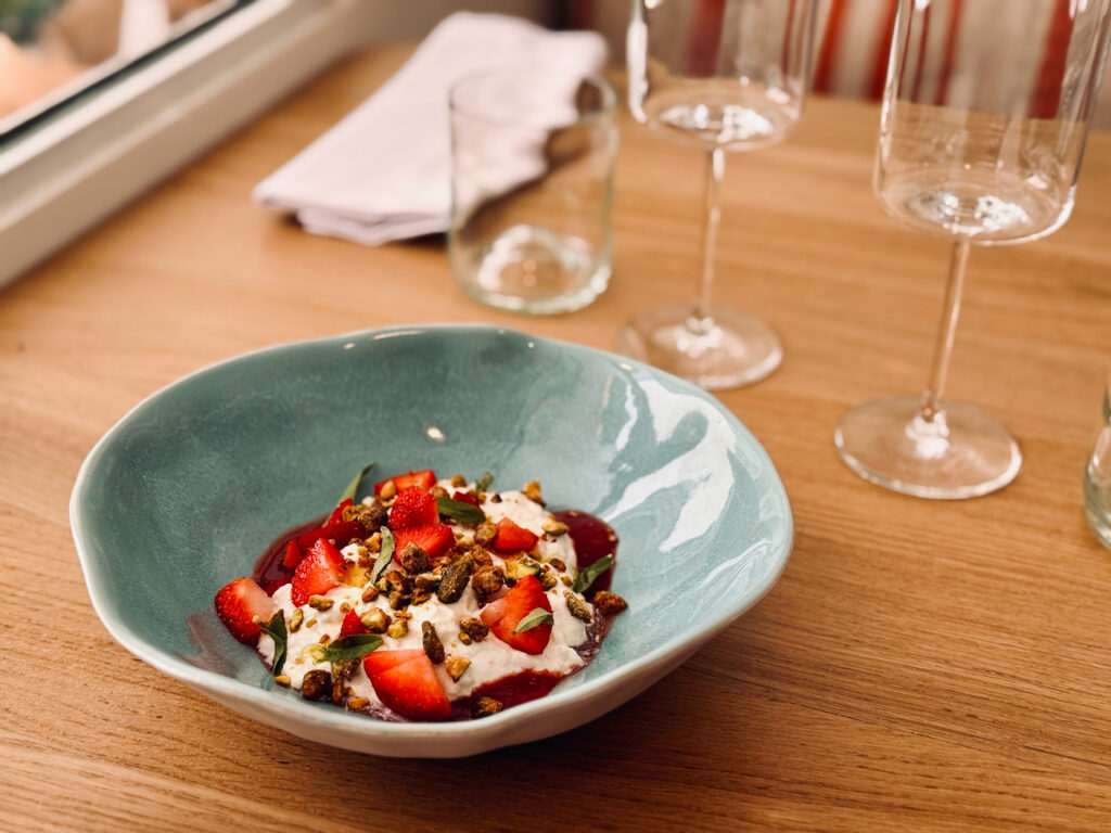Sage est un restaurant située dans l'hyper centre de Marseille. En cuisine, Loris propose une cuisine engagée, majoritairement végétale, aux produits ultra-locaux, servie dans un cadre épuré. (dessert)