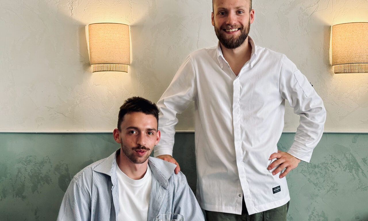 Sage est un restaurant située dans l'hyper centre de Marseille. En cuisine, Loris propose une cuisine engagée, majoritairement végétale, aux produits ultra-locaux, servie dans un cadre épuré. (Loris et Louis )