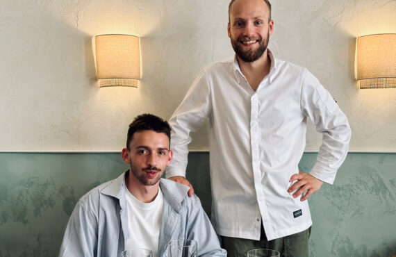 Sage est un restaurant située dans l'hyper centre de Marseille. En cuisine, Loris propose une cuisine engagée, majoritairement végétale, aux produits ultra-locaux, servie dans un cadre épuré. (Loris et Louis )