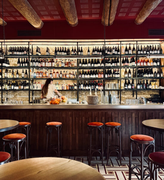 Traversin est une cave à manger située Place aux huiles à Marseille. Il propose une carte entre terre et mer et une cave à vin composée de plus de 300 références. (bar)