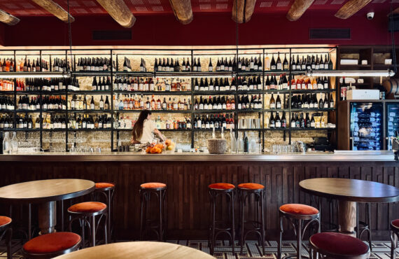 Traversin est une cave à manger située Place aux huiles à Marseille. Il propose une carte entre terre et mer et une cave à vin composée de plus de 300 références. (bar)