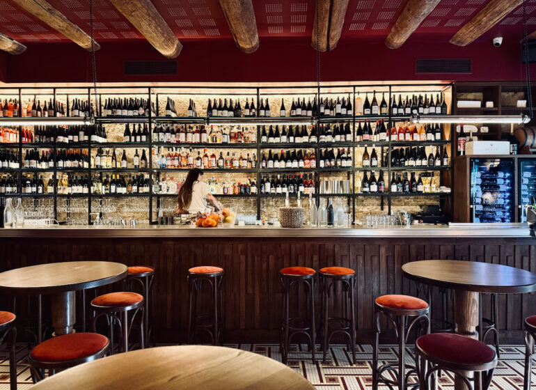 Traversin est une cave à manger située Place aux huiles à Marseille. Il propose une carte entre terre et mer et une cave à vin composée de plus de 300 références. (bar)