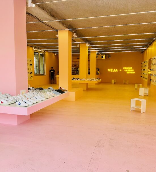 Le Veja Sore est une boutique et atelier de réparation de baskets écologiques et éthiques à la Friche belle de Mai à Marseille (espace intérieur)