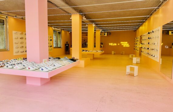 Le Veja Sore est une boutique et atelier de réparation de baskets écologiques et éthiques à la Friche belle de Mai à Marseille (espace intérieur)