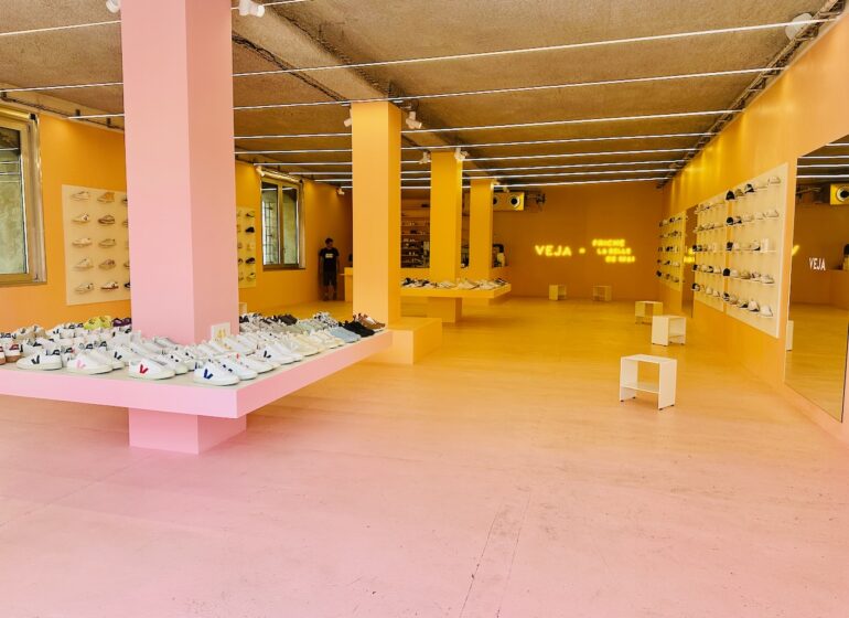 Le Veja Sore est une boutique et atelier de réparation de baskets écologiques et éthiques à la Friche belle de Mai à Marseille (espace intérieur)