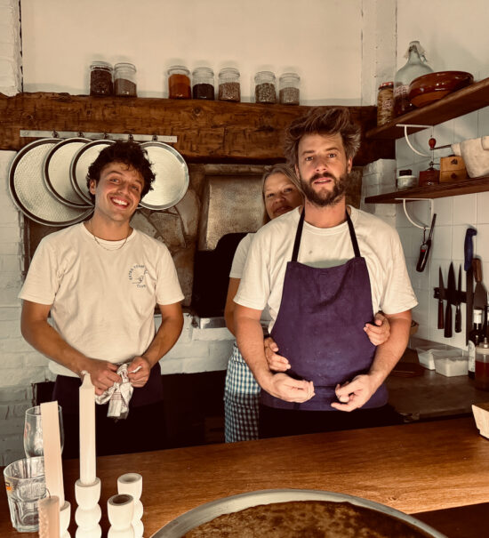 Bercail est une taverne contemporaine à Marseille où se rencontrent les saveurs authentiques de la Méditerranée autour de plats à partager, cuisinés au feu de bois. (fondateurs)