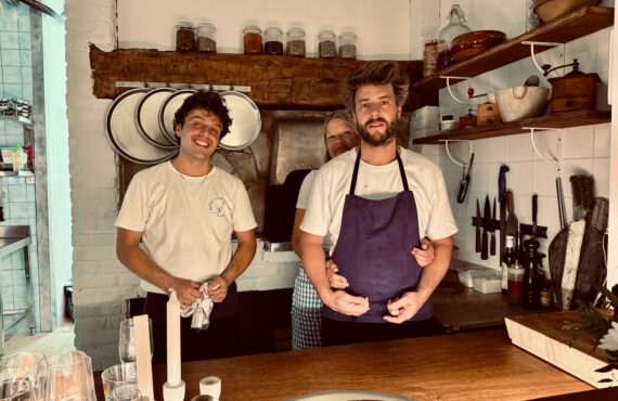 Bercail est une taverne contemporaine à Marseille où se rencontrent les saveurs authentiques de la Méditerranée autour de plats à partager, cuisinés au feu de bois. (fondateurs)