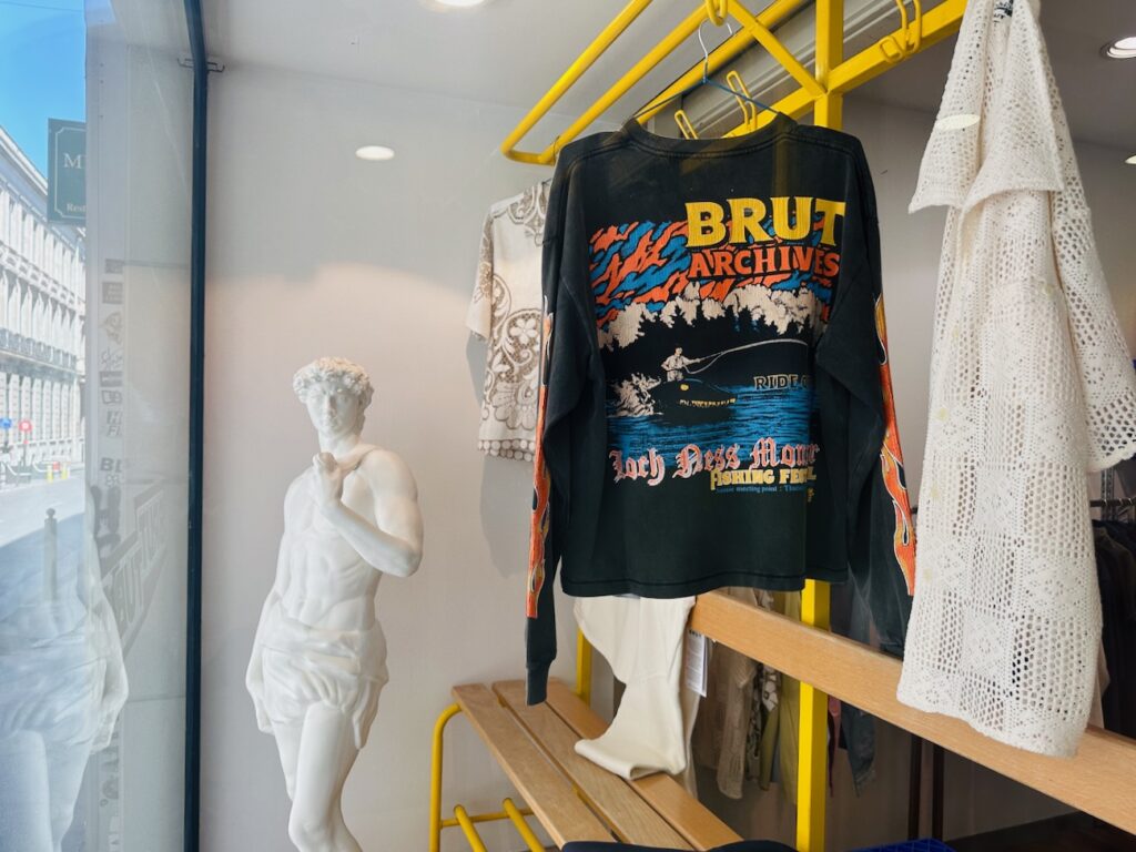 Pop-Up Brut Archives x Tuba Club : collection estival à l'esprit vintage.(sweat noir))