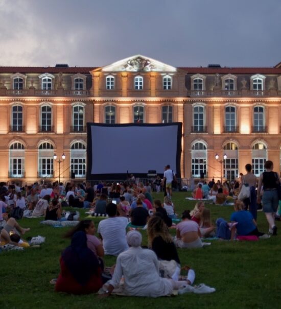 Ciné Plein Air Marseille est un festival qui depuis 30 ans transforme les places, parcs, cours et friches de Marseille en véritables salles de cinéma à ciel ouvert, offrant aux spectateurs l’expérience rare de voir ou revoir des films dans la douceur des soirées d’été (projection pharo)