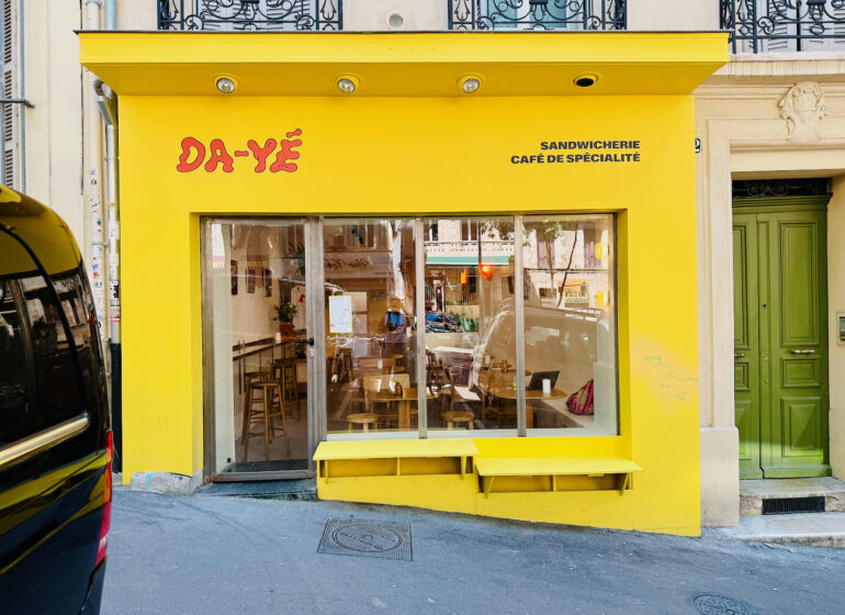 Da-ye est un coffee shop situé boulevard Louis Salvator à Marseille. Il propose des cafés de spécialités, des sandwichs faits maison et des expos. (façade)