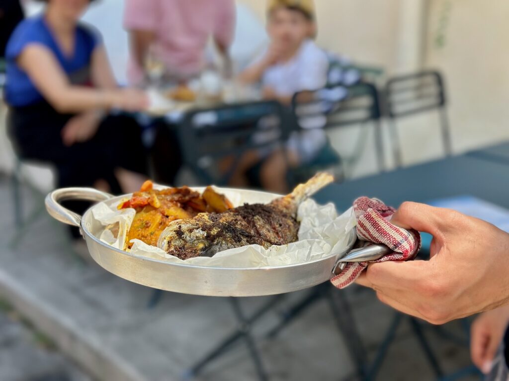 Les flots : street-food de la mer à Marseille (poisson grillé)
