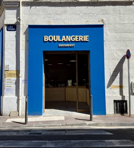 Sud-Sud-Est est une boulangerie coopérative située rue de Lodi à Marseille, spécialisée dans les pains au levain et produits locaux, en toute transparence. (façade)