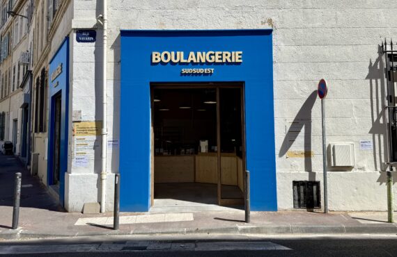 Sud-Sud-Est est une boulangerie coopérative située rue de Lodi à Marseille, spécialisée dans les pains au levain et produits locaux, en toute transparence. (façade)
