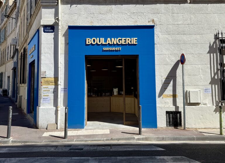 Sud-Sud-Est est une boulangerie coopérative située rue de Lodi à Marseille, spécialisée dans les pains au levain et produits locaux, en toute transparence. (façade)