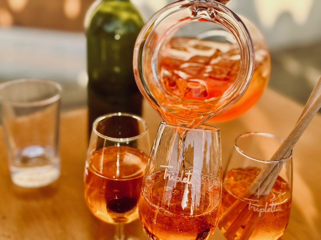 Tripletta Catalans est une pizzeria et un bar situé en face de la plage des Catalans à Marseille. L’adresse propose, vue mer, des pizzas, des cocktails et d’autres antipastis et desserts italiens. (spritz close up)