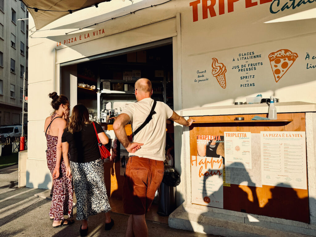 Tripletta Catalans est une pizzeria et un bar situé en face de la plage des Catalans à Marseille. L’adresse propose, vue mer, des pizzas, des cocktails et d’autres antipastis et desserts italiens. (bar à pizza)