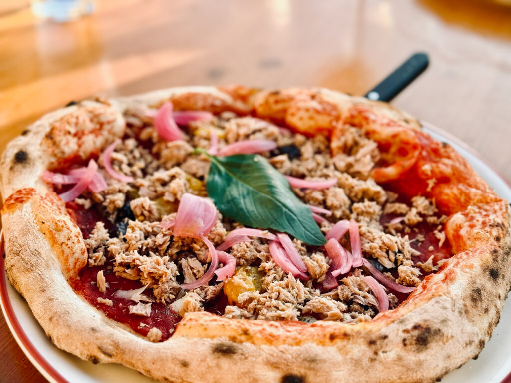 Tripletta Catalans est une pizzeria et un bar situé en face de la plage des Catalans à Marseille. L’adresse propose, vue mer, des pizzas, des cocktails et d’autres antipastis et desserts italiens. (pizza)