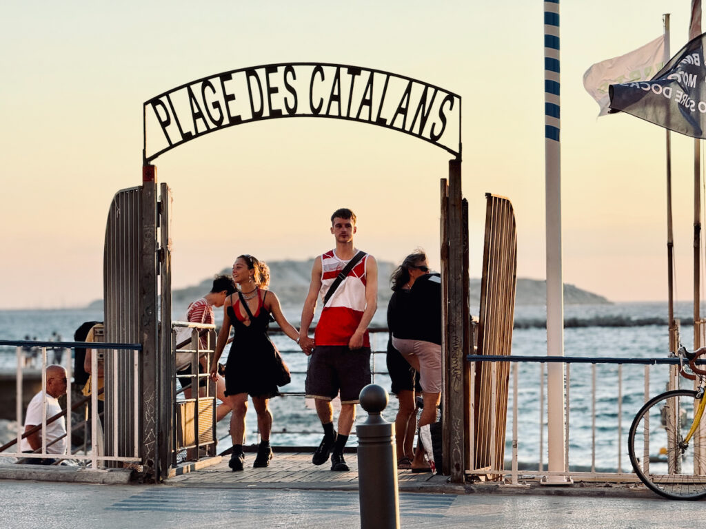 Tripletta Catalans est une pizzeria et un bar situé en face de la plage des Catalans à Marseille. L’adresse propose, vue mer, des pizzas, des cocktails et d’autres antipastis et desserts italiens. (plage des catalans)