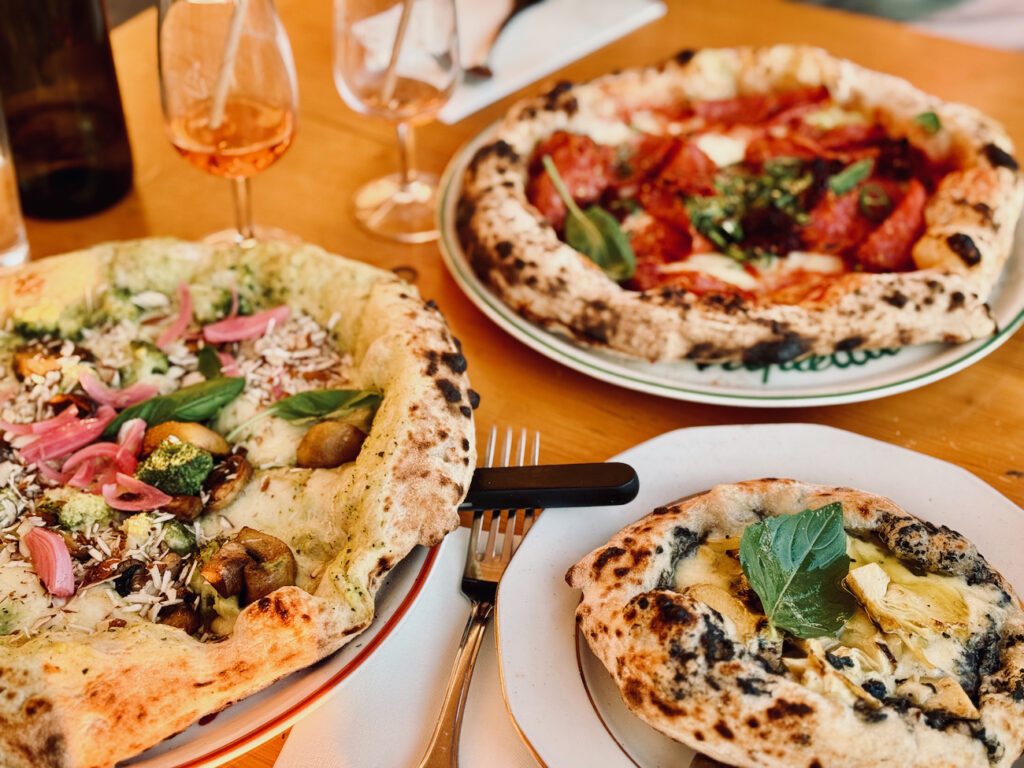 Tripletta Catalans est une pizzeria et un bar situé en face de la plage des Catalans à Marseille. L’adresse propose, vue mer, des pizzas, des cocktails et d’autres antipastis et desserts italiens. (pizzas)