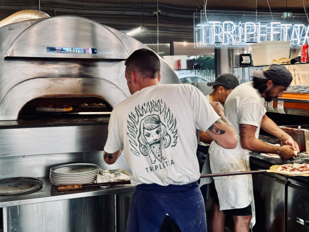 Tripletta Catalans est une pizzeria et un bar situé en face de la plage des Catalans à Marseille. L’adresse propose, vue mer, des pizzas, des cocktails et d’autres antipastis et desserts italiens. (four à pizzas)