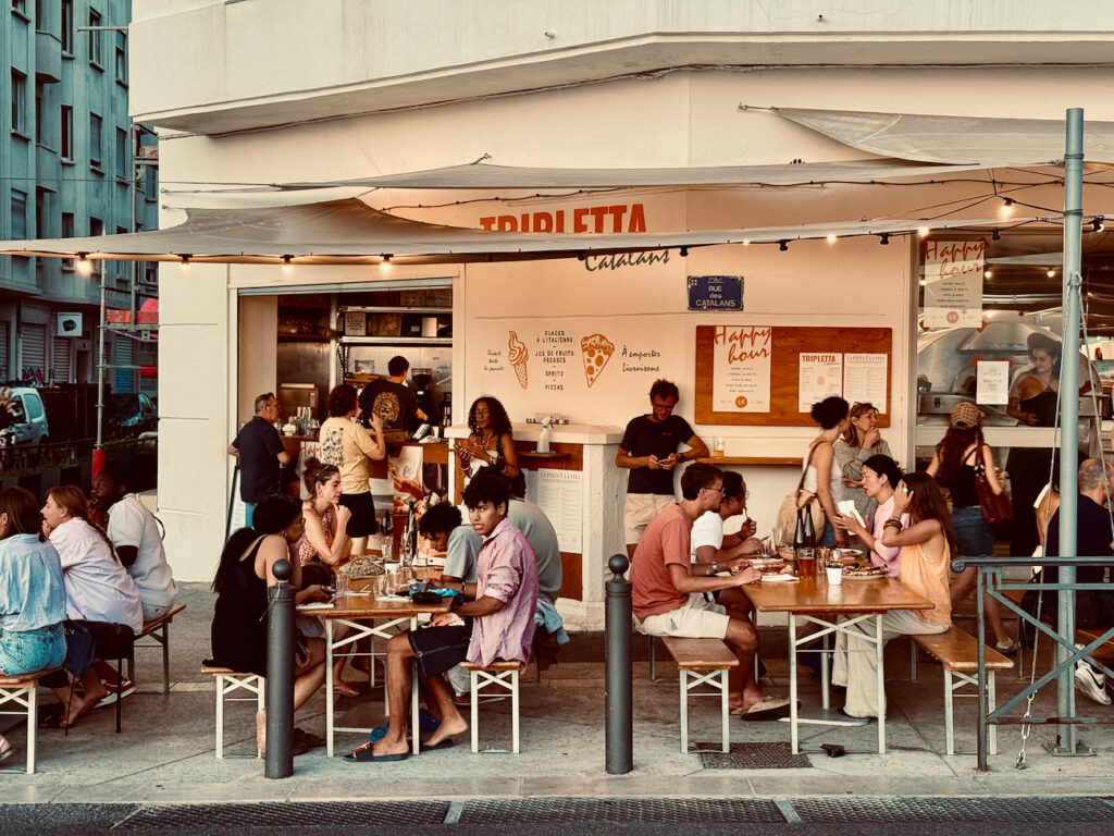 Tripletta Catalans est une pizzeria et un bar situé en face de la plage des Catalans à Marseille. L’adresse propose, vue mer, des pizzas, des cocktails et d’autres antipastis et desserts italiens. (terrasse ter)