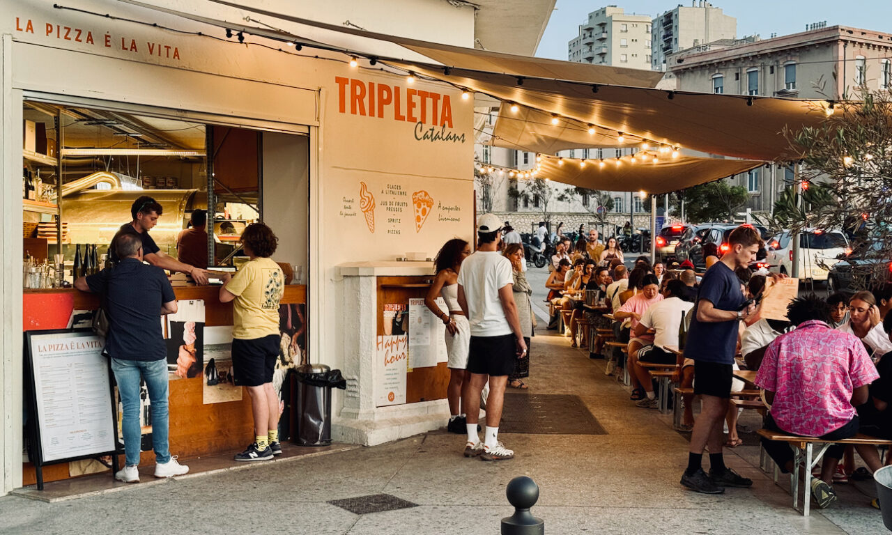 Tripletta Catalans est une pizzeria et un bar situé en face de la plage des Catalans à Marseille. L’adresse propose, vue mer, des pizzas, des cocktails et d’autres antipastis et desserts italiens. (corner)