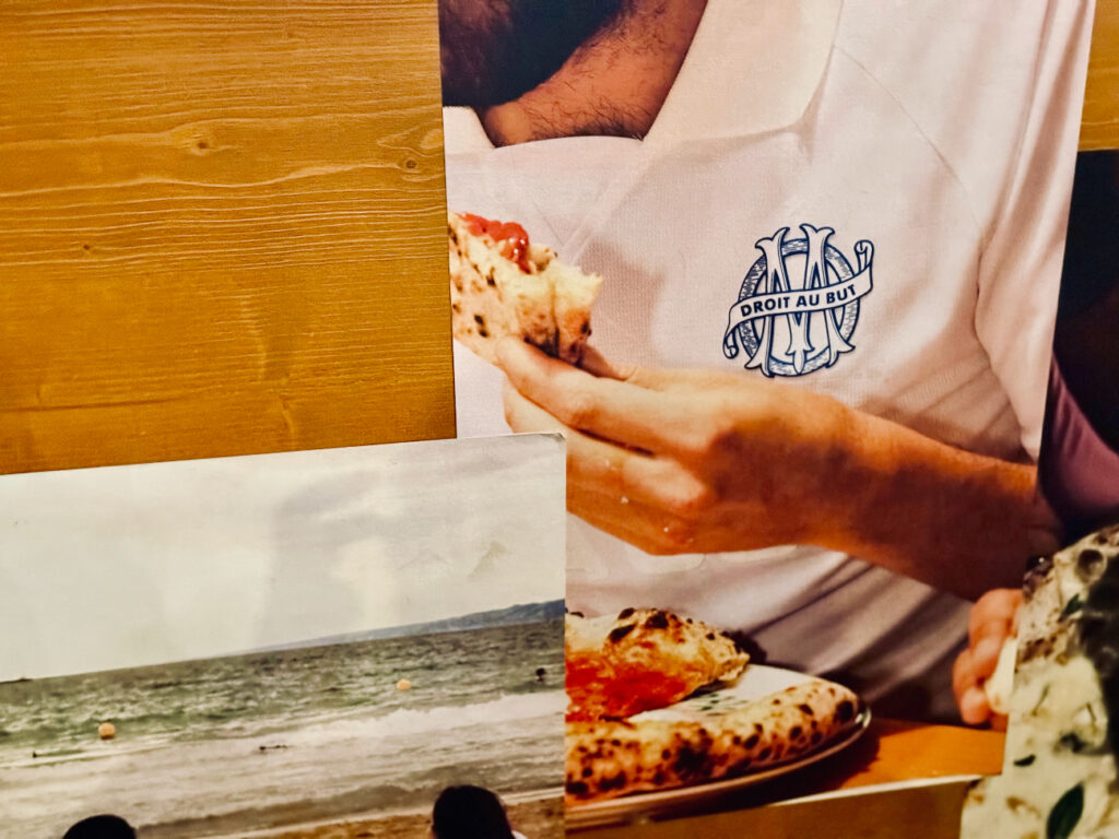 Tripletta Catalans est une pizzeria et un bar situé en face de la plage des Catalans à Marseille. L’adresse propose, vue mer, des pizzas, des cocktails et d’autres antipastis et desserts italiens. (affiche)
