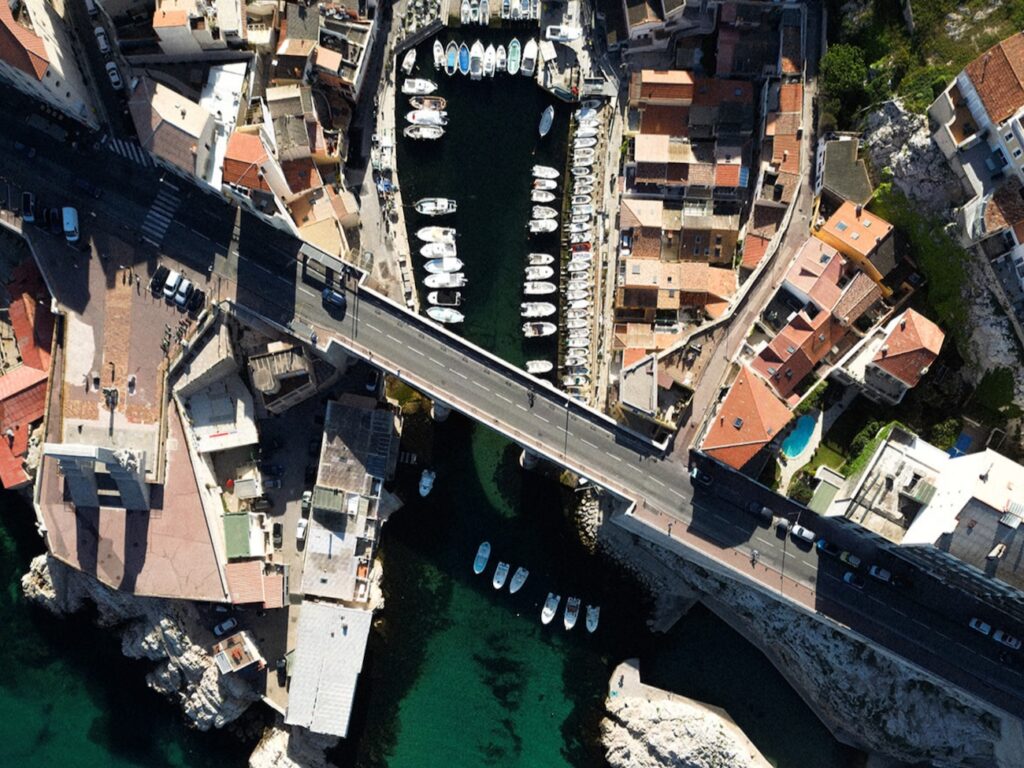 Auffo : restaurant gastronomique de Coline Faulqier au Vallon de Auffes de Marseill (vue du ciel)