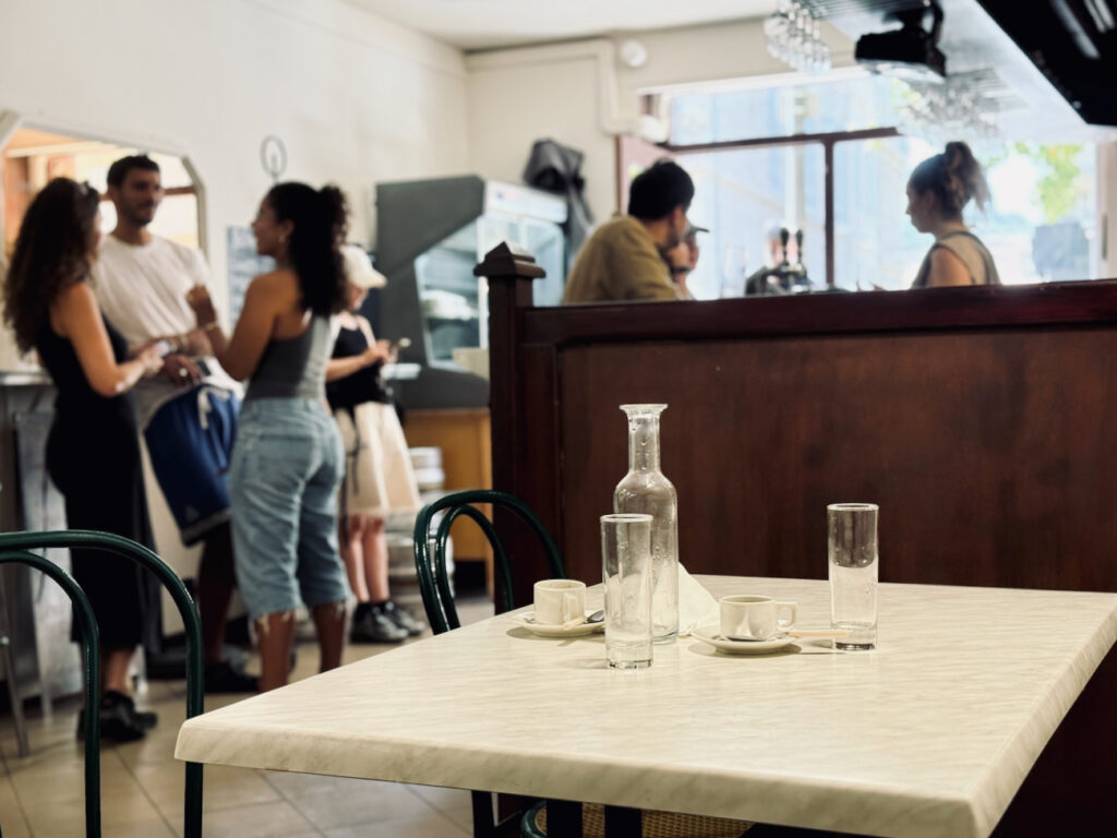 Sur le cours Lieutaud, Bonnies mêle face à la Bonne-Mère esprit bistrot, plats du jour savoureux, et touche anglo-saxonne. (bar)
