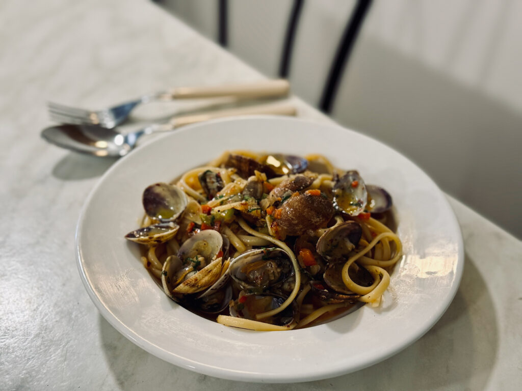 Sur le cours Lieutaud, Bonnie mêle face à la Bonne-Mère  esprit bistrot, plats du jour savoureux, et touche anglo-saxonne.