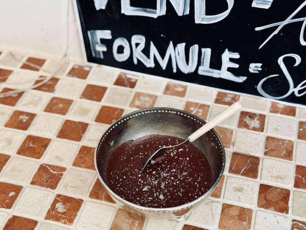 Sur le cours Lieutaud, Bonnies mêle face à la Bonne-Mère esprit bistrot, plats du jour savoureux, et touche anglo-saxonne. (mousse chocolat)