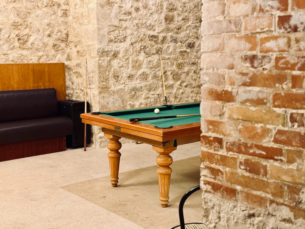 Sur le cours Lieutaud, Bonnies mêle face à la Bonne-Mère esprit bistrot, plats du jour savoureux, et touche anglo-saxonne. (salle de billard)