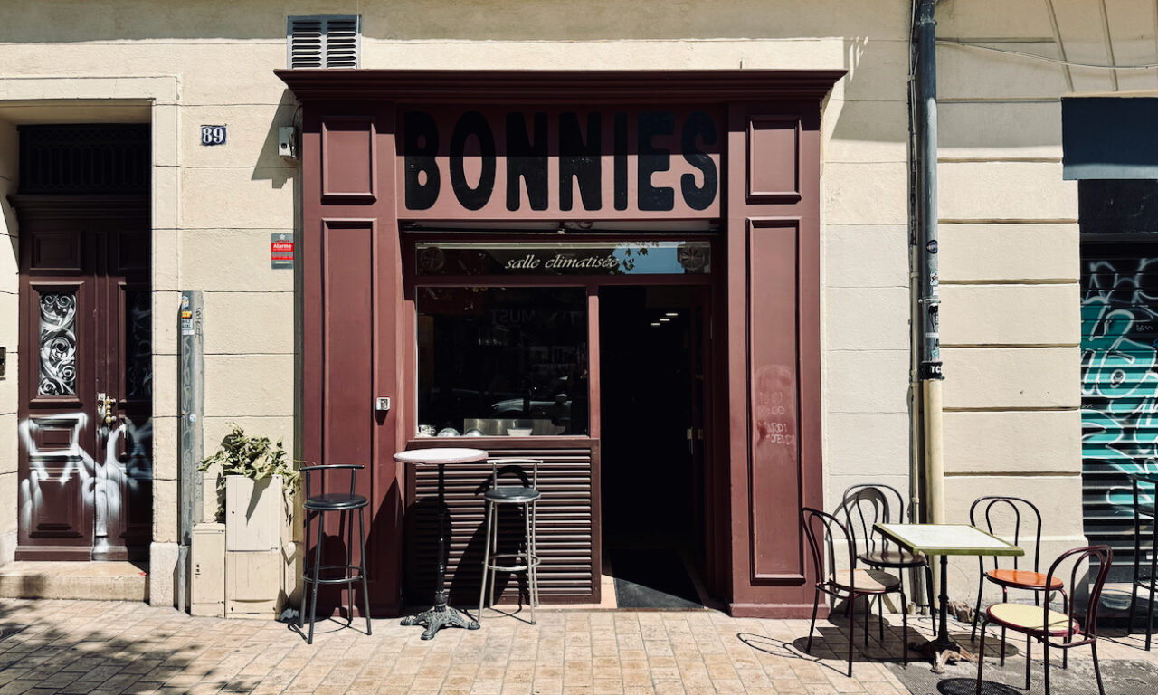 Sur le cours Lieutaud, Bonnie mêle face à la Bonne-Mère esprit bistrot, plats du jour savoureux, et touche anglo-saxonne.