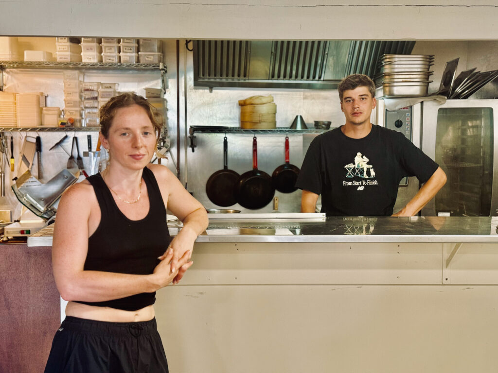 Sur le cours Lieutaud, Bonnie mêle face à la Bonne-Mère  esprit bistrot, plats du jour savoureux, et touche anglo-saxonne.